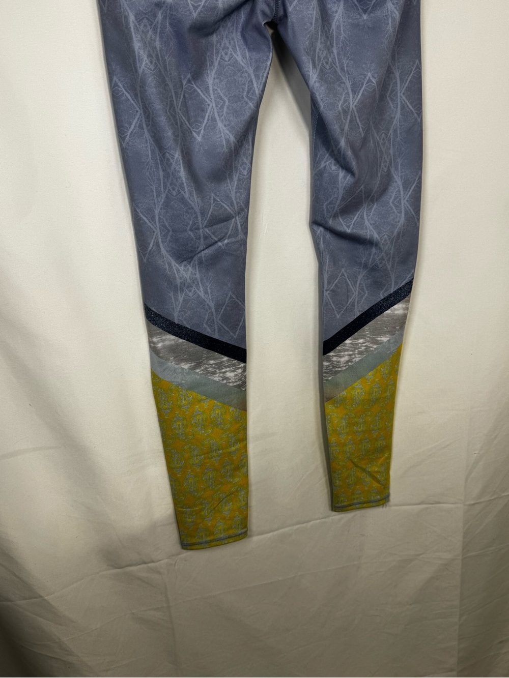 NWOT Alo Yoga Tree Lace Sky Geometric Chevron Leggings Size XS - Picture 6 of 12